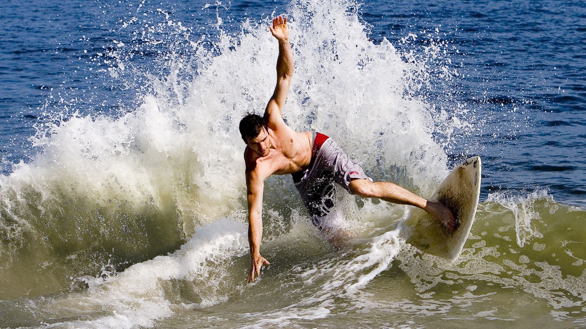 恩多耶-布鲁阿尔决赛精彩瞬间成为焦点，多恩布什